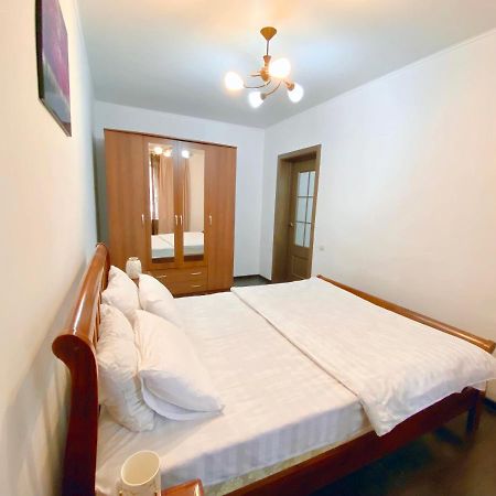 Comfortable Apartment, Samal 2 Almaty Bagian luar foto